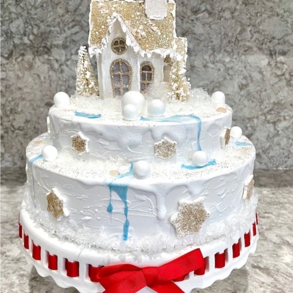 Handcrafted Christmas Chalet Light up Display Cake. Cake stand not included. - Picture 5 of 8